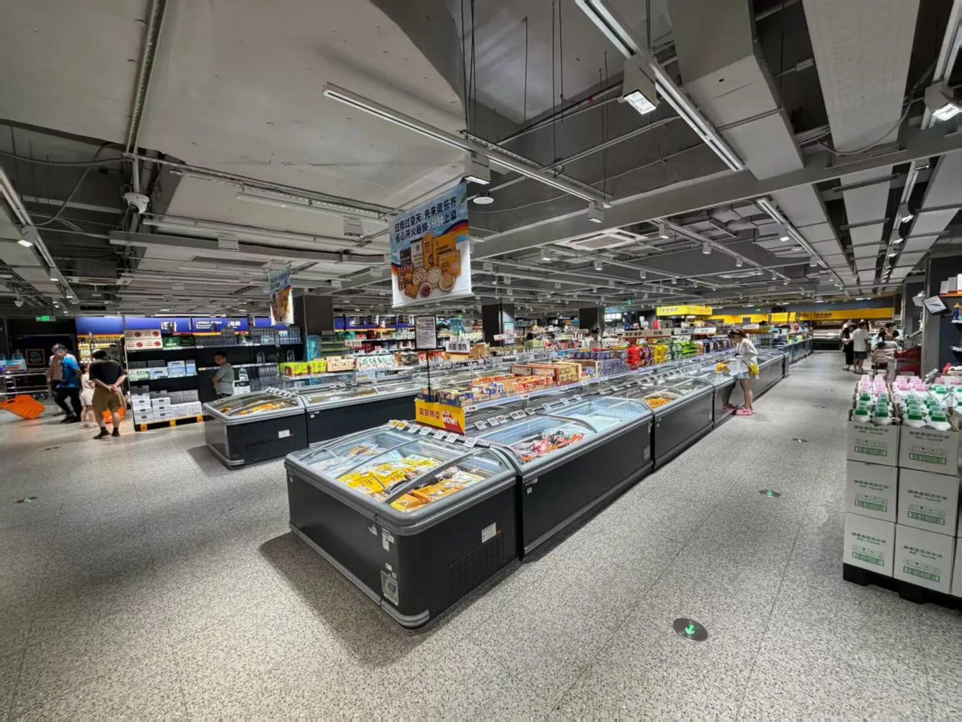 Chinese supermarket ceiling with bridge-free track installed
