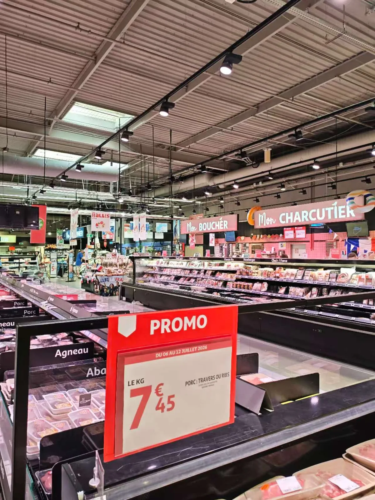European store ceiling with 3-phase track suspended from the structure